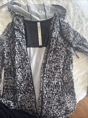 lululemon athletica Black & White Printed Hooded zip up jacket size 8